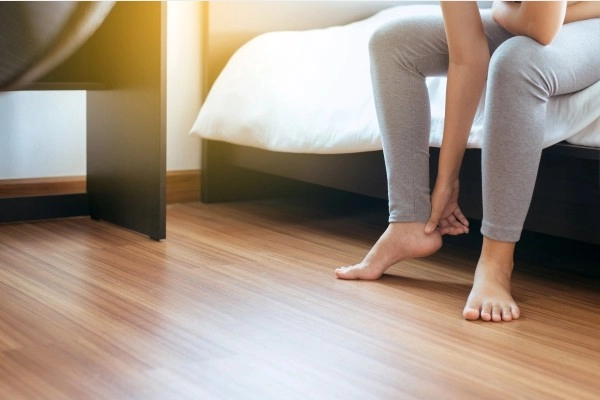 別讓下床變酷刑！揭開『晨間足痛』的真相，其實是『這條筋』在求救！